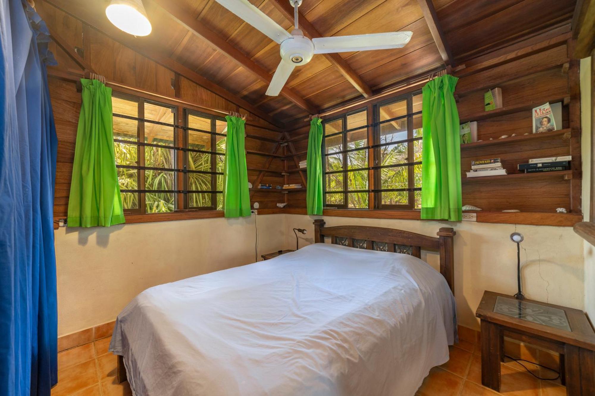 Casas Pelicano * Playa Junquillal