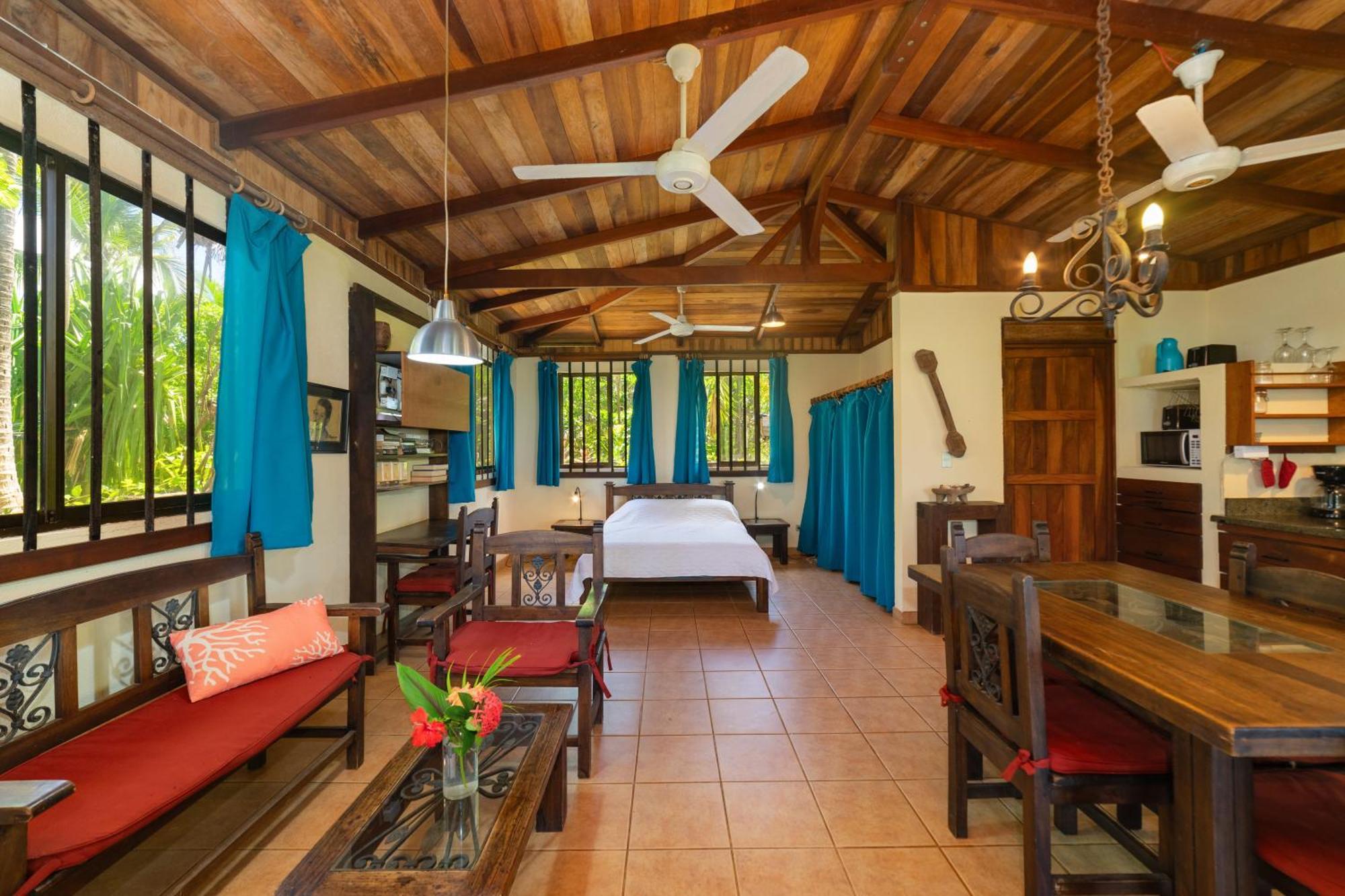 Casas Pelicano * Playa Junquillal